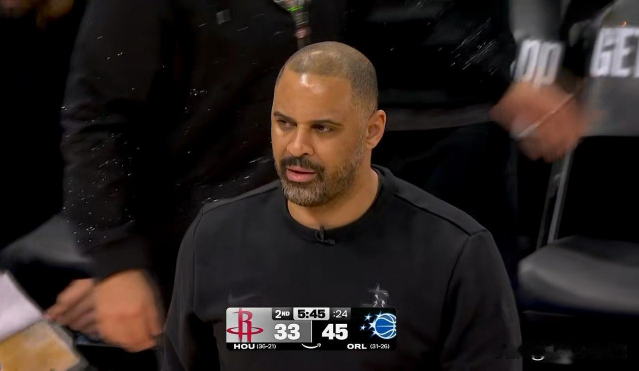 火箭新星谢波德活该被主帅乌度卡称赞！在今天火箭客场以113：108击败魔术的赛后