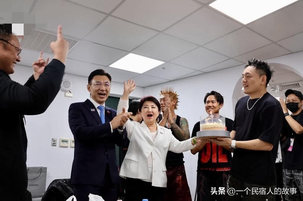 卢秀燕江启臣国民党“立委”合影
昨天岛内各种活动轮番上演，从南到北，不管蓝绿白都