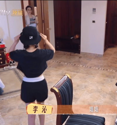 李沁确定不是18岁么李沁花儿与少年，双丸子头+黑框镜真的太可爱了，可爱暴击[么么