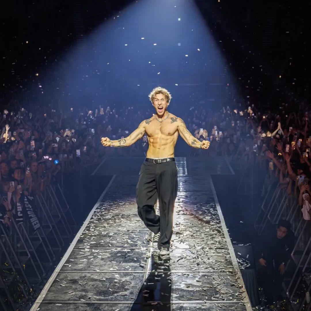 Christopher 这位丹麦流行歌手兼演员，以其甜美的高音和多首丹麦排行榜冠