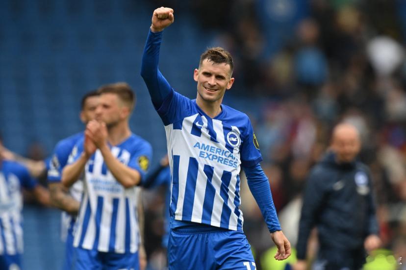 讯知名转会记者罗马诺用其标志性的"Here WeGo"确认，34岁德国中场格罗斯