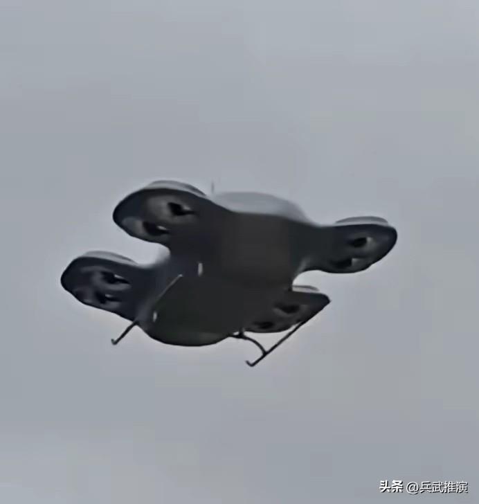 我滴老天奶

中国真把科幻里的飞碟造出来了，太提气！

这架飞碟在武汉成功试飞，