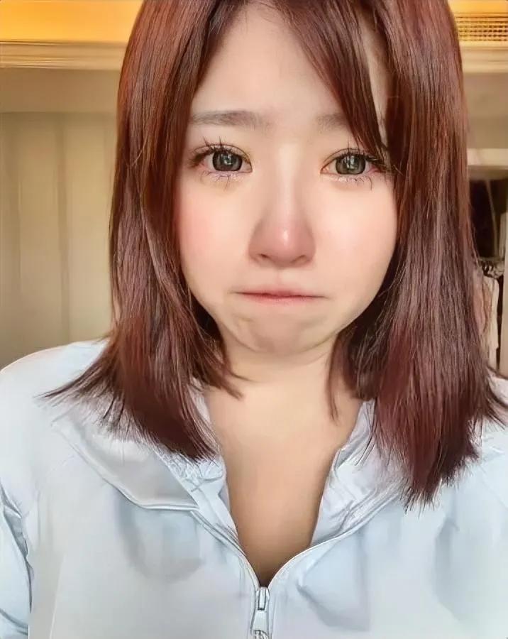 黄一鸣这次糗大了

就因为一条没牵的狗

你敢信她之前居然敢拿网红身份压路人？