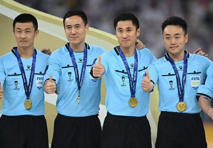 【中国3位裁判入选世界杯正选阵容】北京时间4月9日晚，从国际足联传来消息，中国籍