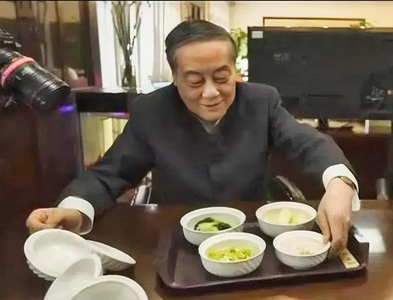 昔日被视为布鞋首富和精神图腾的宗庆后人设崩塌，遗产争夺事件持续引发争议。现出现私