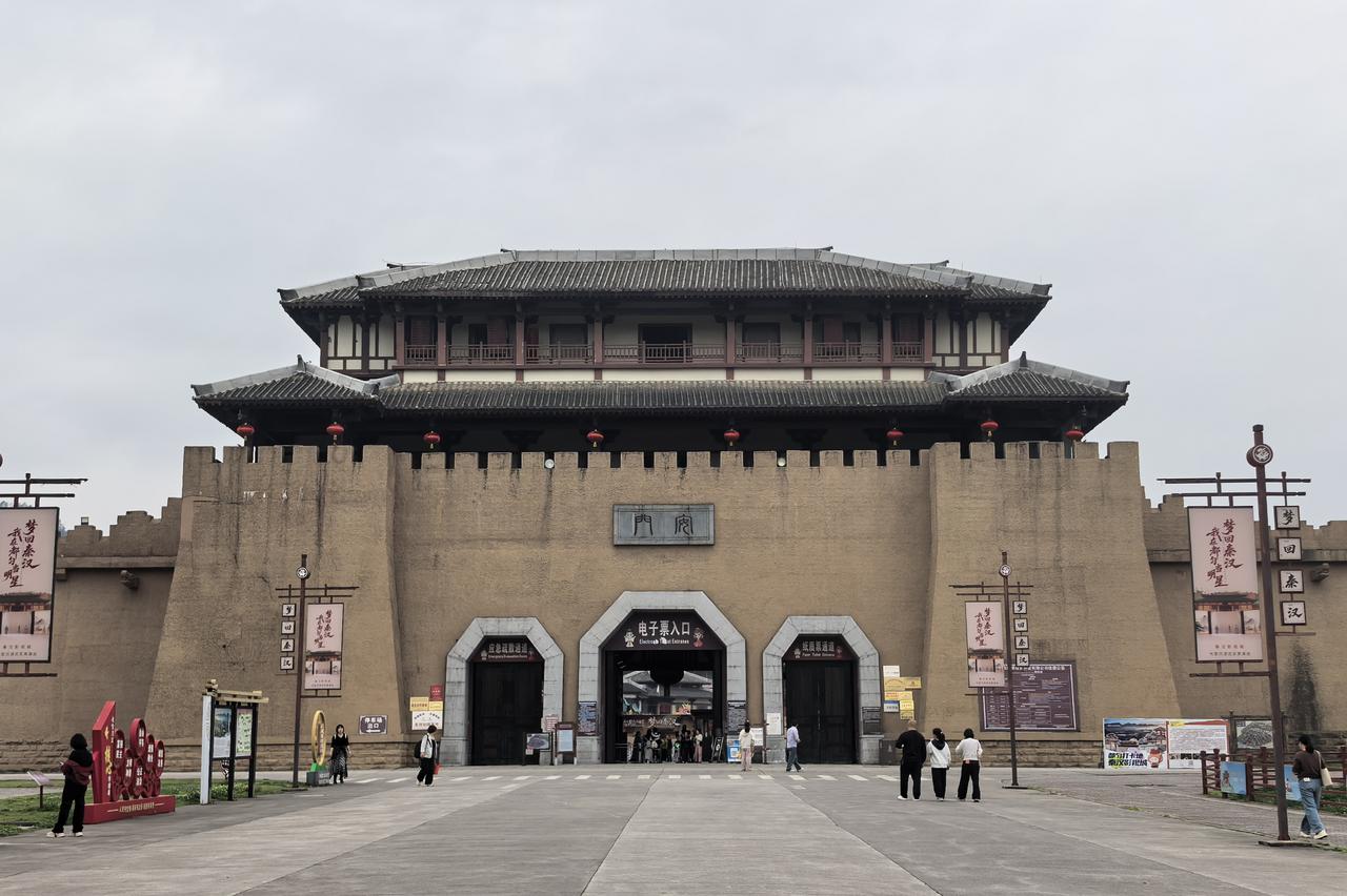 在贵州都匀，藏着一座复刻的秦汉盛世｜夯土城墙绵延，飞檐斗拱错落，司馬门的厚重城门