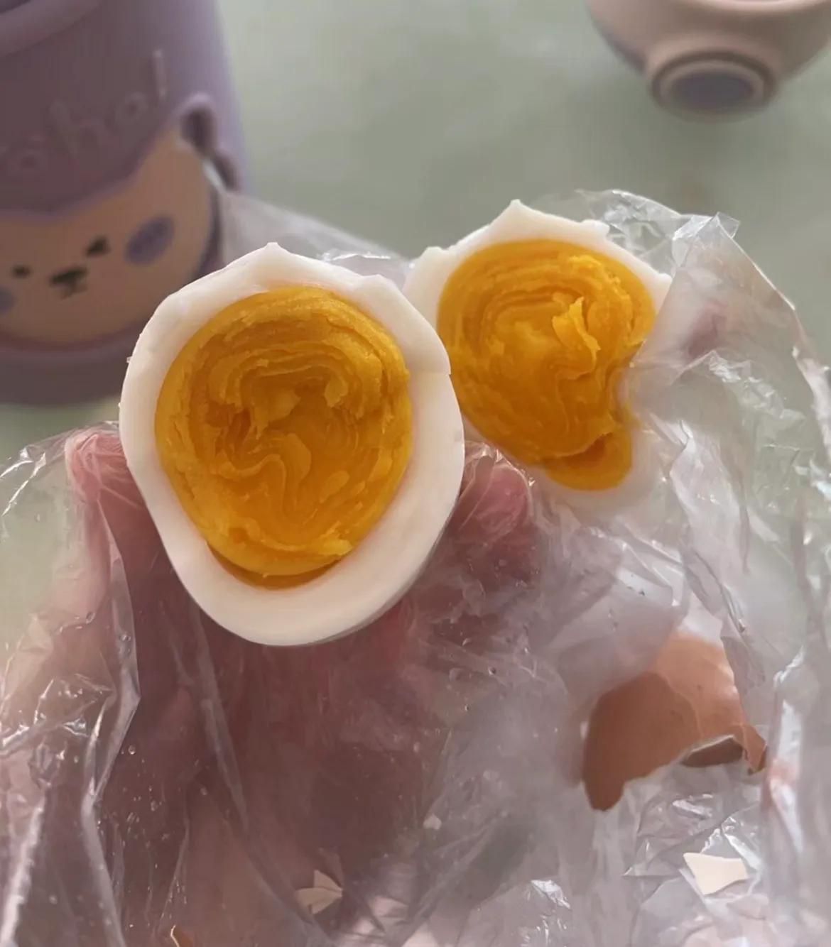 早上我着急上班，妈妈煮了个鸡蛋，说带着到公司吃，结果刚咬了一口，发现了这个，吓得