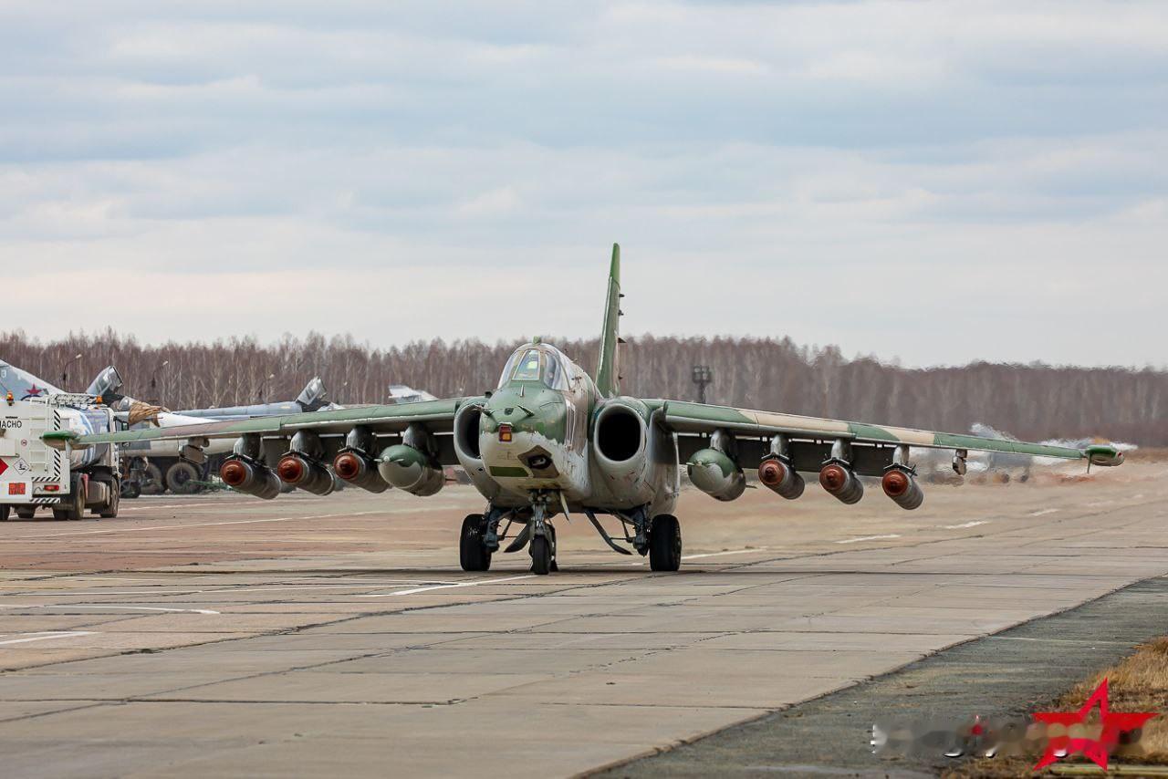 🇷🇺一架 Su-25“白嘴鸦”攻击机，载有六枚 S-25 OFM（高爆破片穿