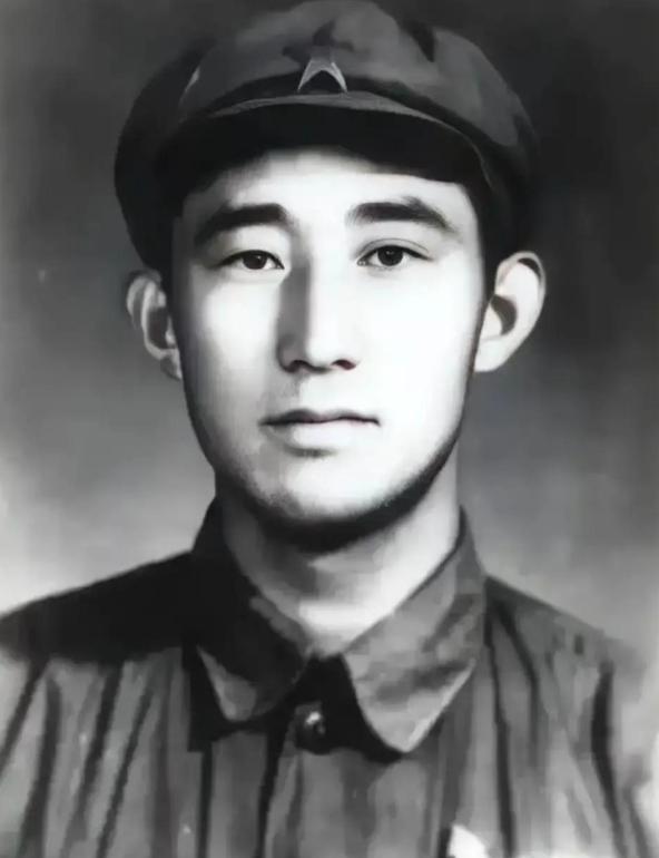 1949年，潜伏在敌人内部的吴荣森，已经引起了特务的怀疑，当他察觉到危险后，便开