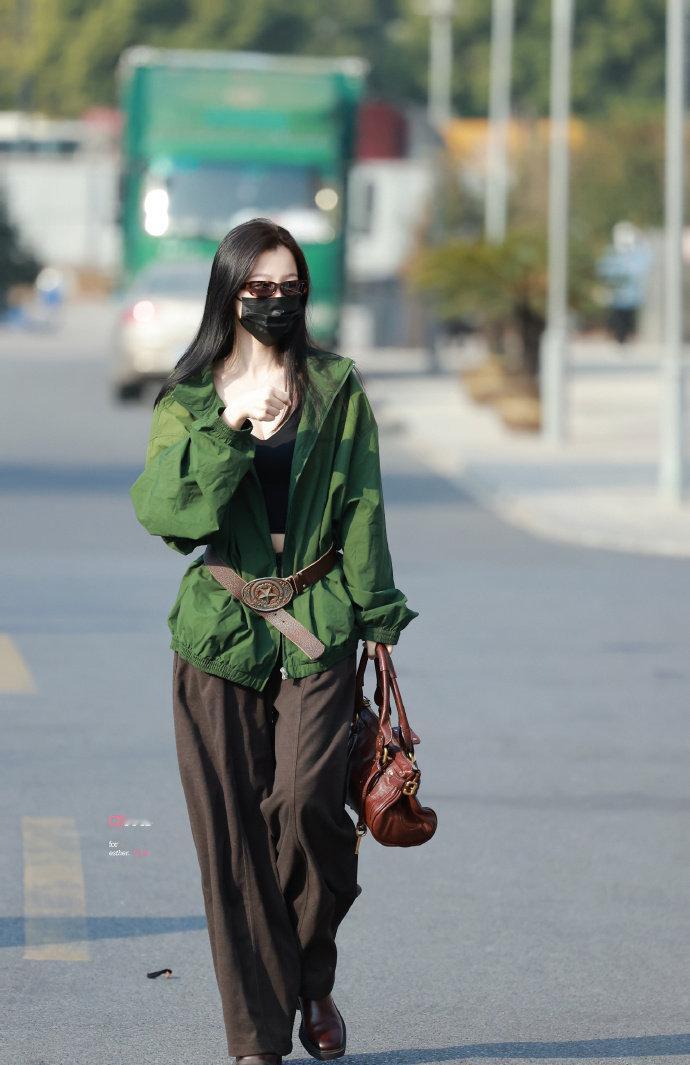 虞书欣黑色露腰小吊带 虞书欣红绿look 虞书欣黑色露腰小吊带，虞书欣红绿loo