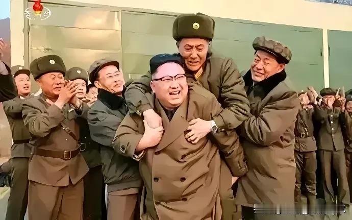 细微之处见真心，这样的领袖谁不爱！

在这张照片中，金正恩委员长将某国防科研新型