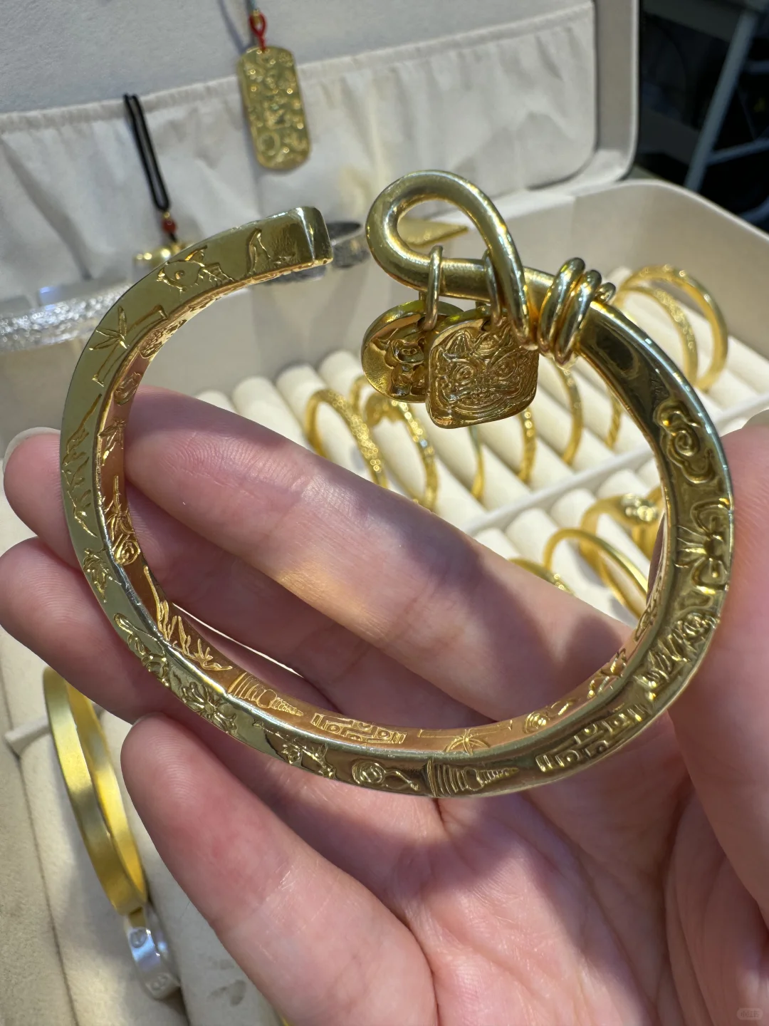 成年的标志难道是穿金戴银嘛…