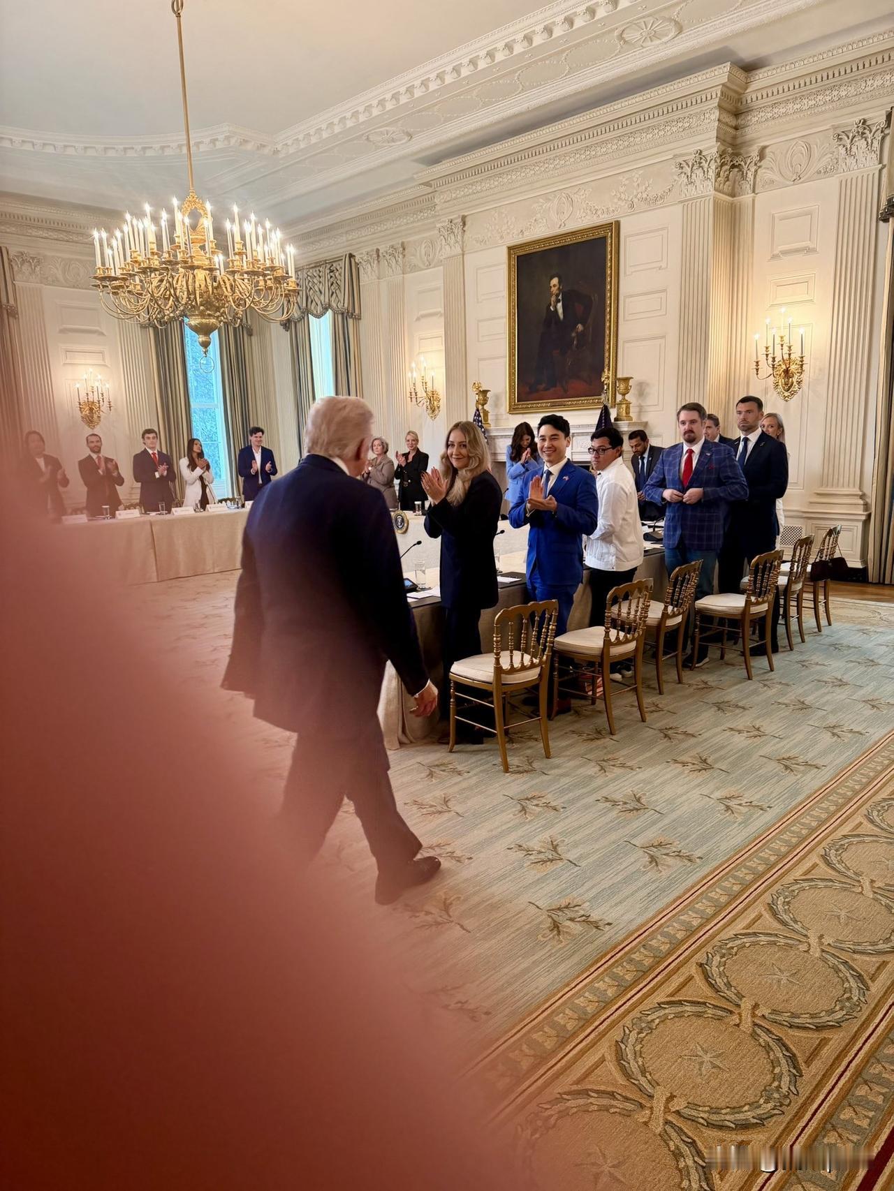 美国白宫社媒账号发了一组照片，这些照片显然是手机拍摄的失败作品，手指挡住了镜头，