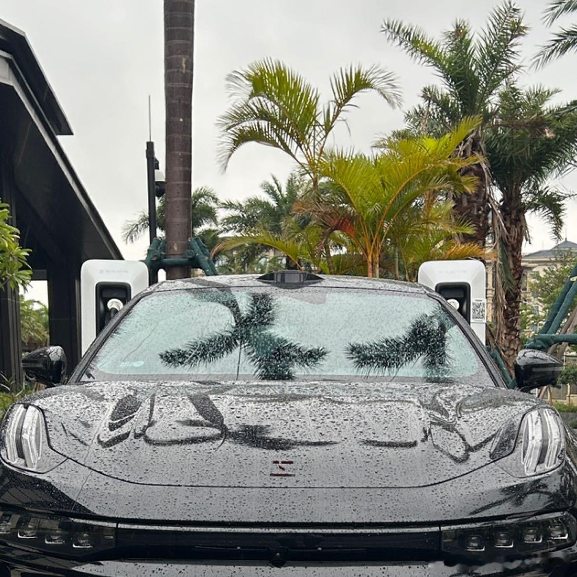 陪设计师朋友寻找灵感，在工业遗址突发暴雨。坐在车里看雨帘敲击锈蚀钢架，氛围灯映出