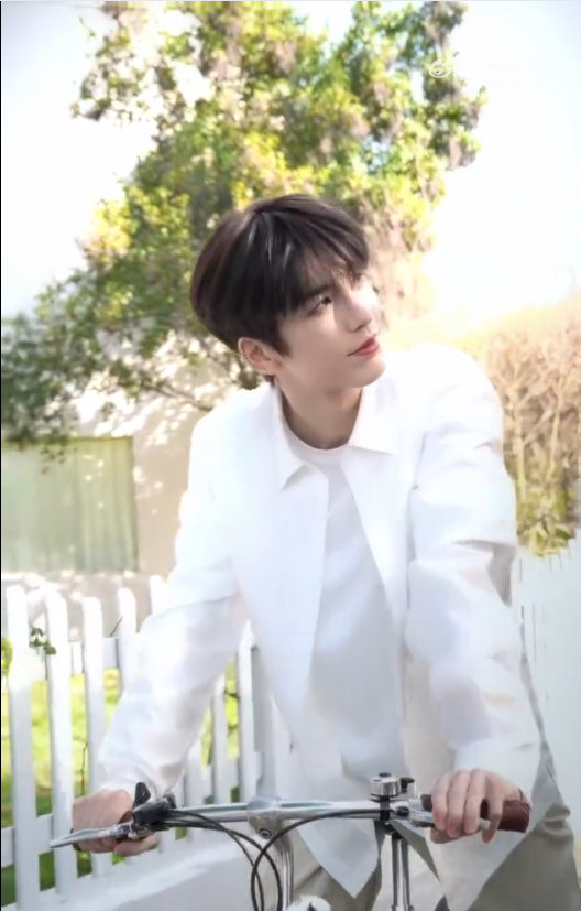 张凌赫完全青春男大张凌赫春日造型梦回何苏叶 张凌赫春日造型梦回何苏叶，张凌赫完全