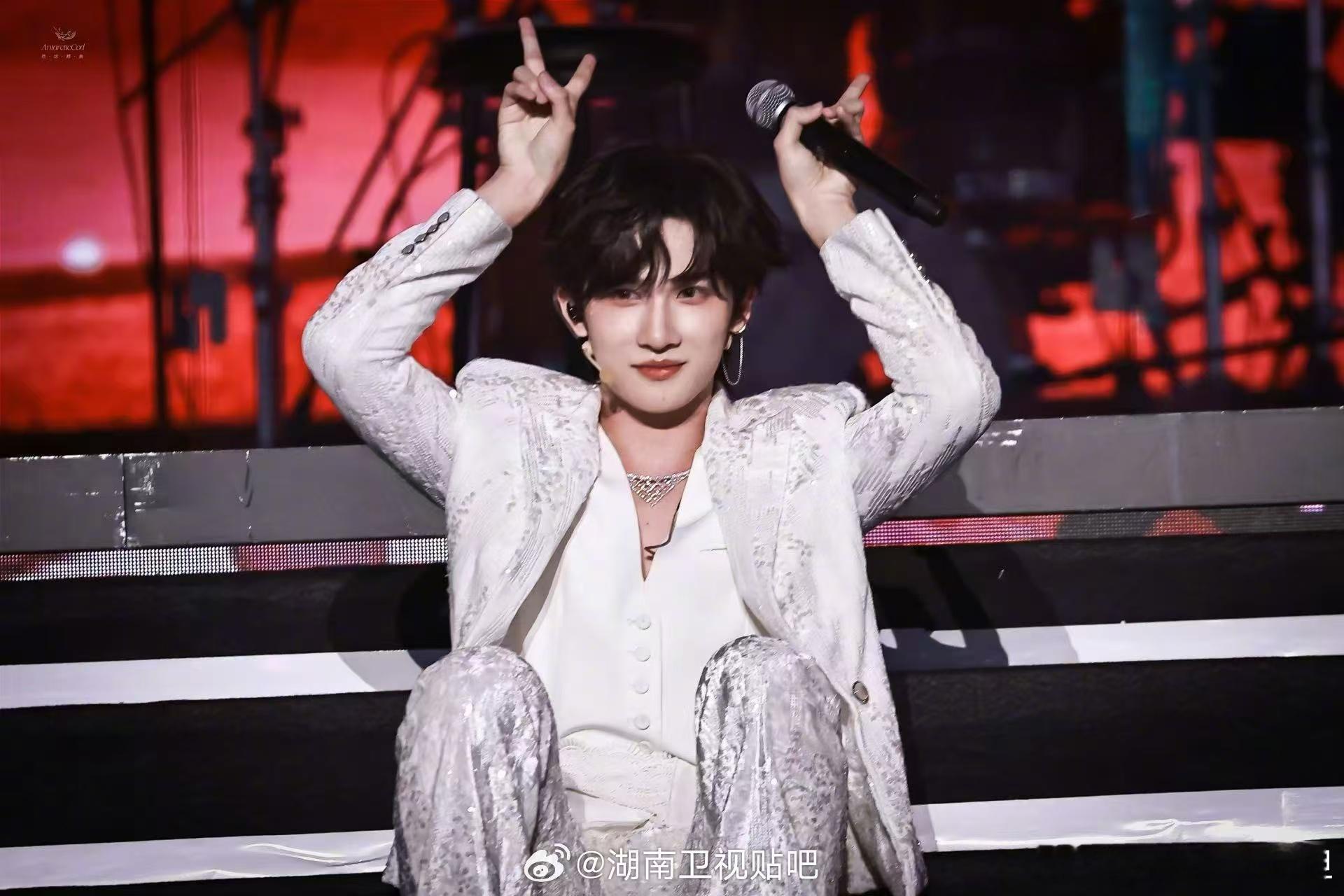 余宇涵清唱猜不透 余宇涵清唱《猜不透》时那种独特的魅力真是太难以抗拒，每个音符都