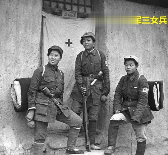 1942年春，一位女情报员抱着两岁的儿子去送信，半路却被特务抓住。突然，女情报员