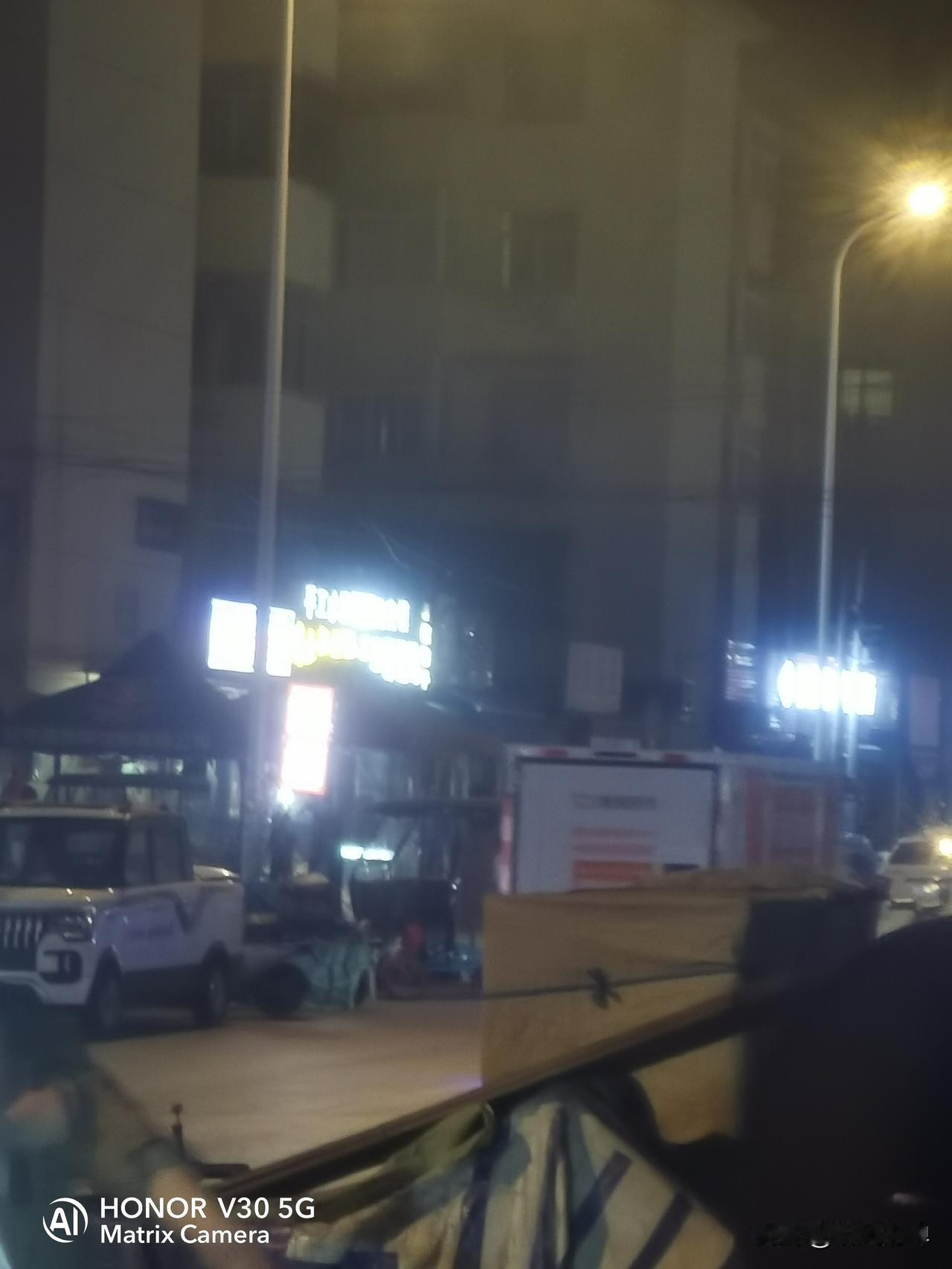 干掉外卖员和快递员的很可能是无人驾驶送货车。

最近几天济宁的街头有了大量的无人