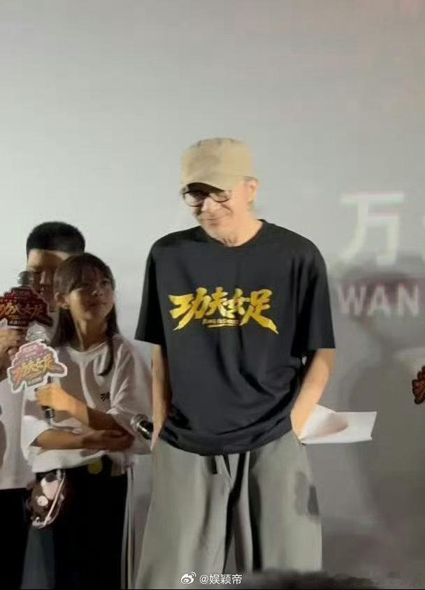周星驰热巴还原钰珑走路名场面路演名场面来了！迪丽热巴率先示范钰珑标志性插兜走路，