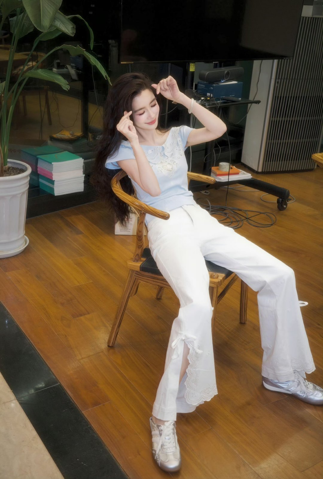 Angelababy维权索赔20万支持杨颖女士合理维权，网络不是法外之地 