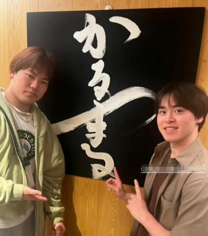 日本队的内讧，这下藏不住了！
松岛辉空夺冠回到日本后，
第一时间请了主管教练森园