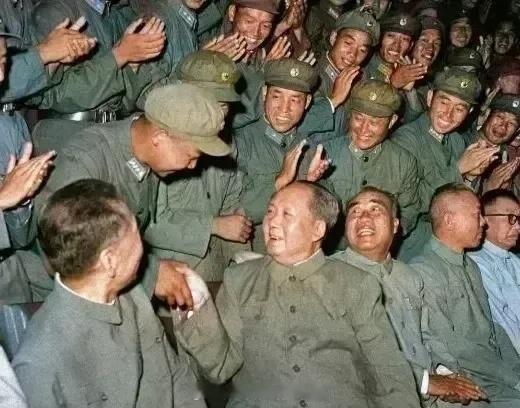 人民终于见到了自己敬仰和爱戴的领袖，内心激动不已，所有的目光都聚焦在主席身上，并