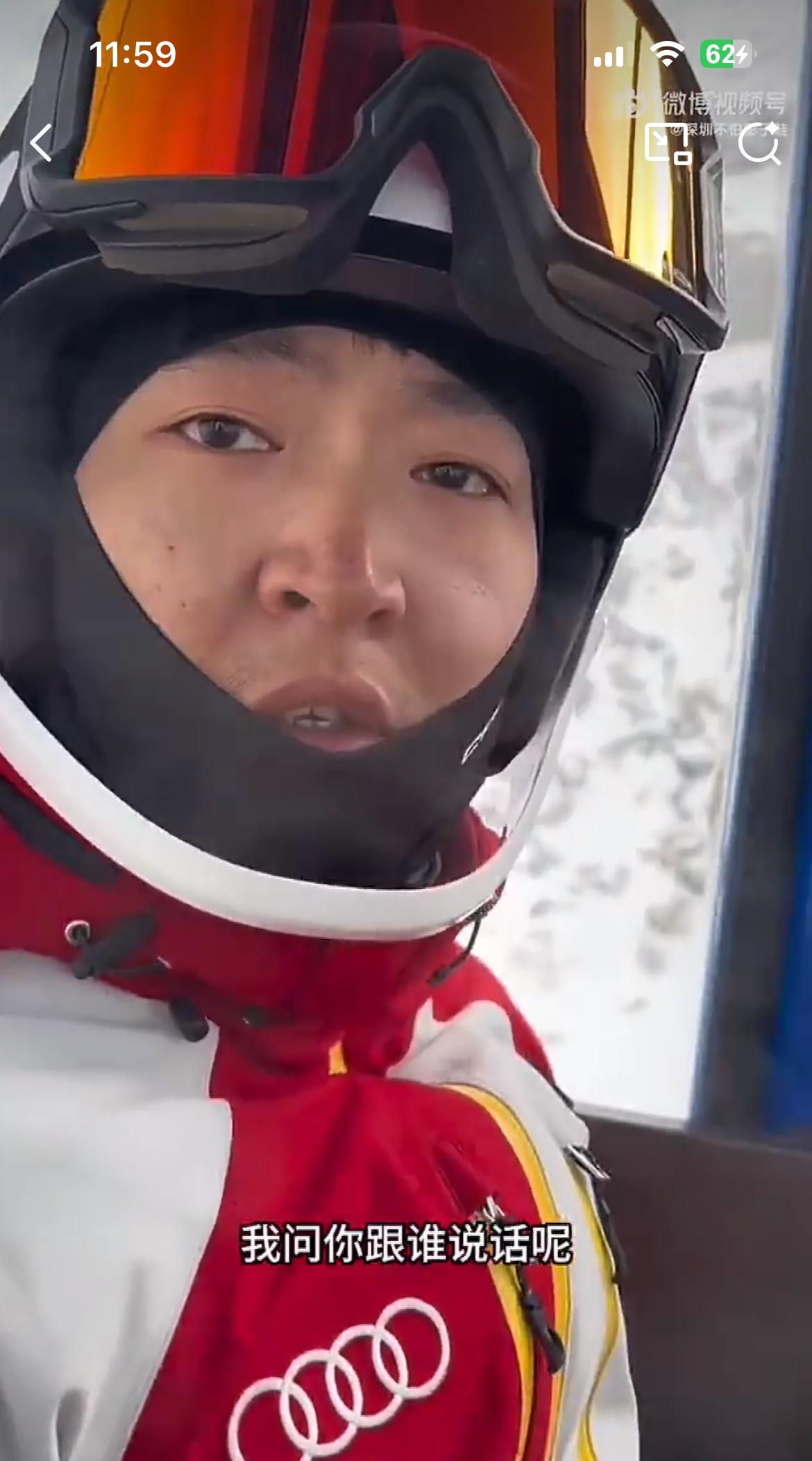 男子阿勒泰滑雪缆车上遭遇教练抽烟，好心阻止，遭到教练威胁。
事情发生于 2 月 