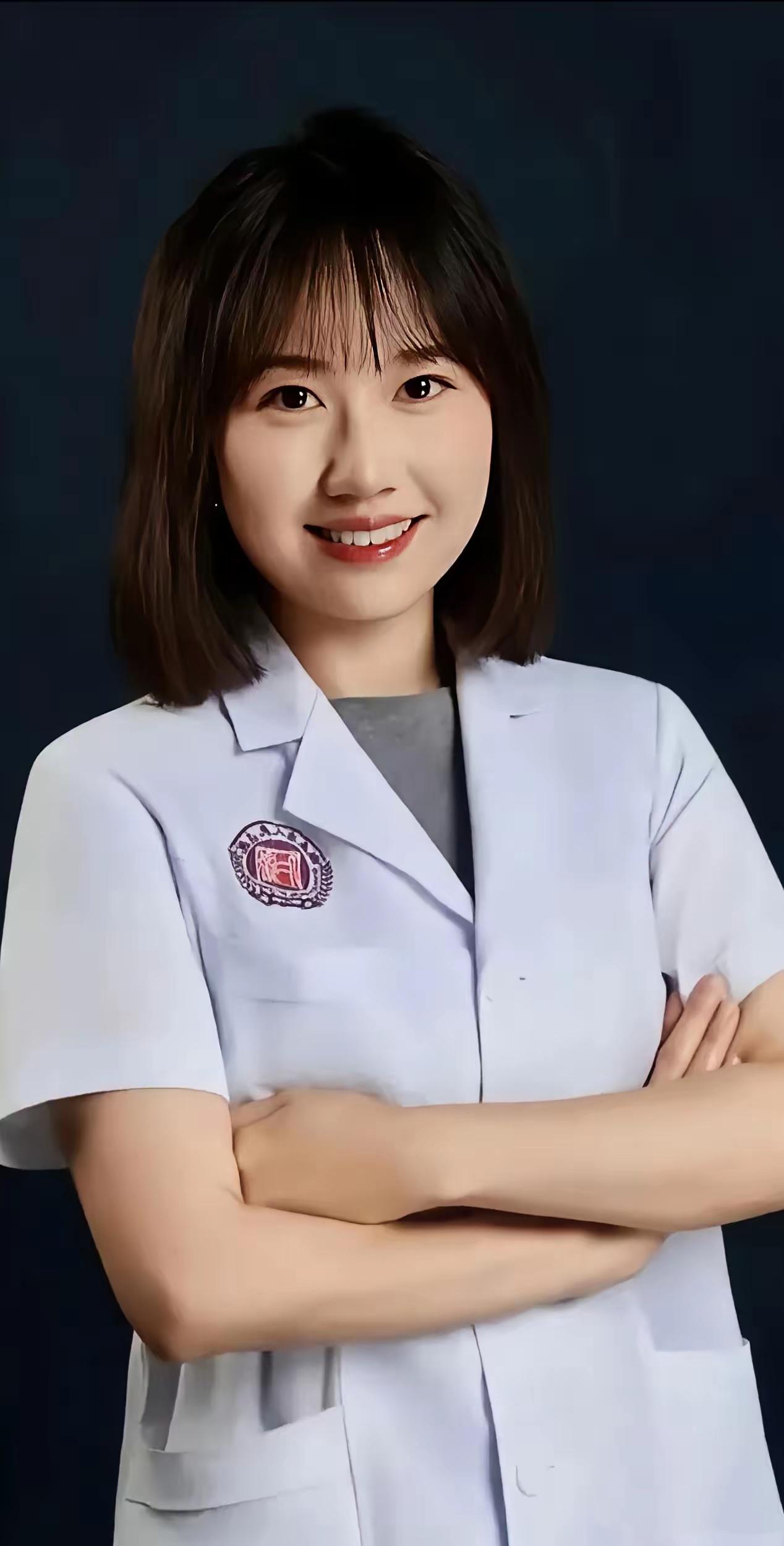 说实话，曾医生这事儿，越看越让人心里堵得慌。

一个长得亮眼、看病又靠谱的女医生