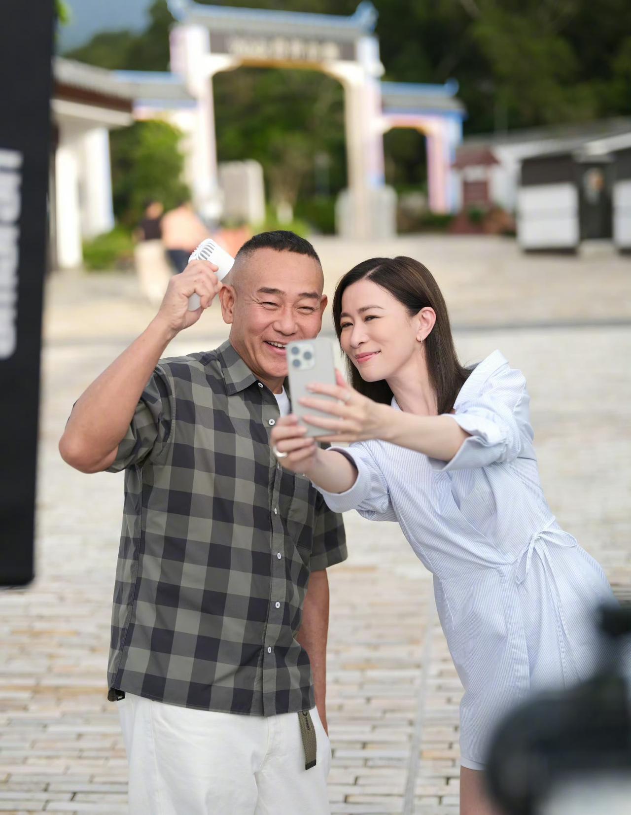 佘诗曼，于7月17日分享了香港昂坪360碎片，每一帧画面都看点十足，好喜欢她的穿