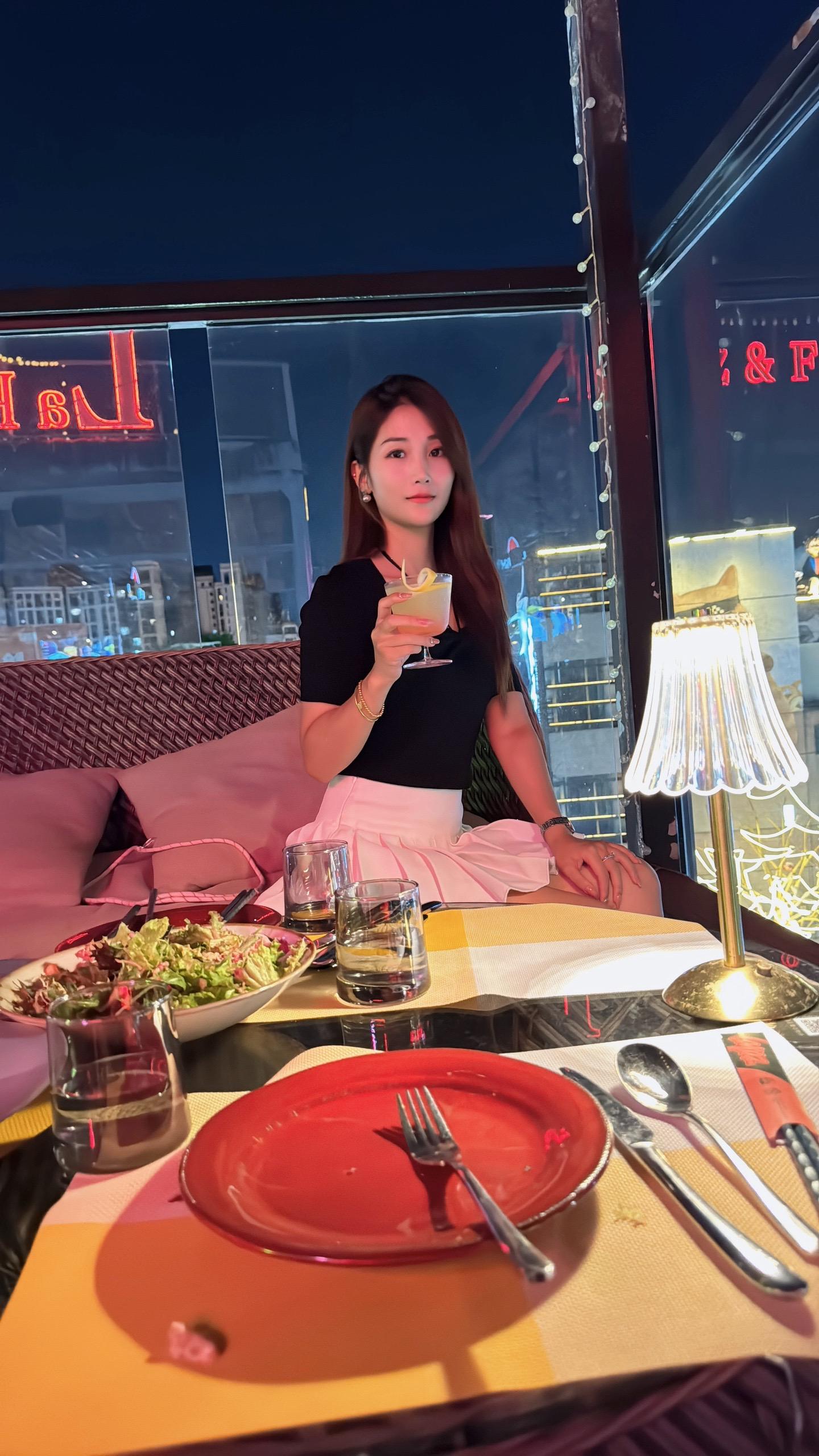 生活就是：不断的接受现实，承认自己的平凡，并且努力的朝前走