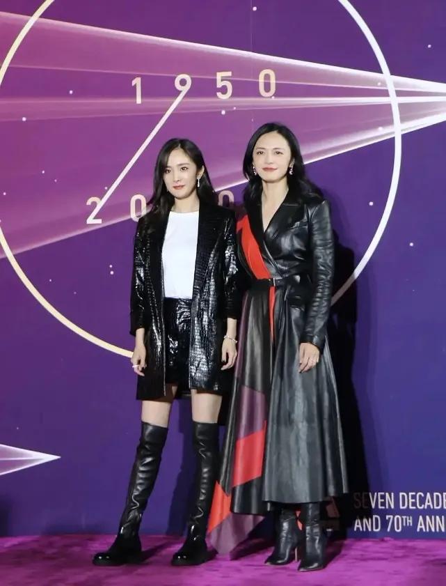 杨幂和姚晨的同台照，姚晨比杨幂胖了整整一大圈，是姚晨身材魁梧的缘故还是穿着皮大衣