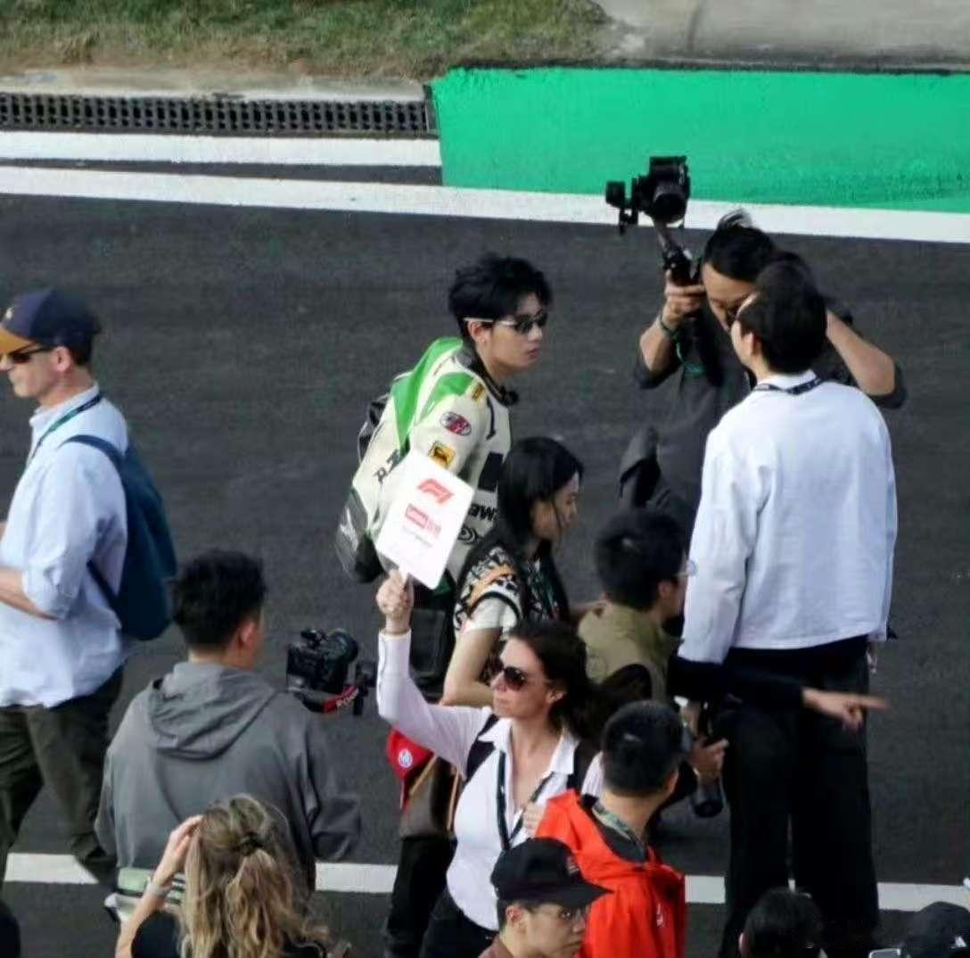 胡先煦赛车服杀伤力 家人们谁懂！胡先煦这赛车服一上身，气场全开，直接把我帅晕。瞬