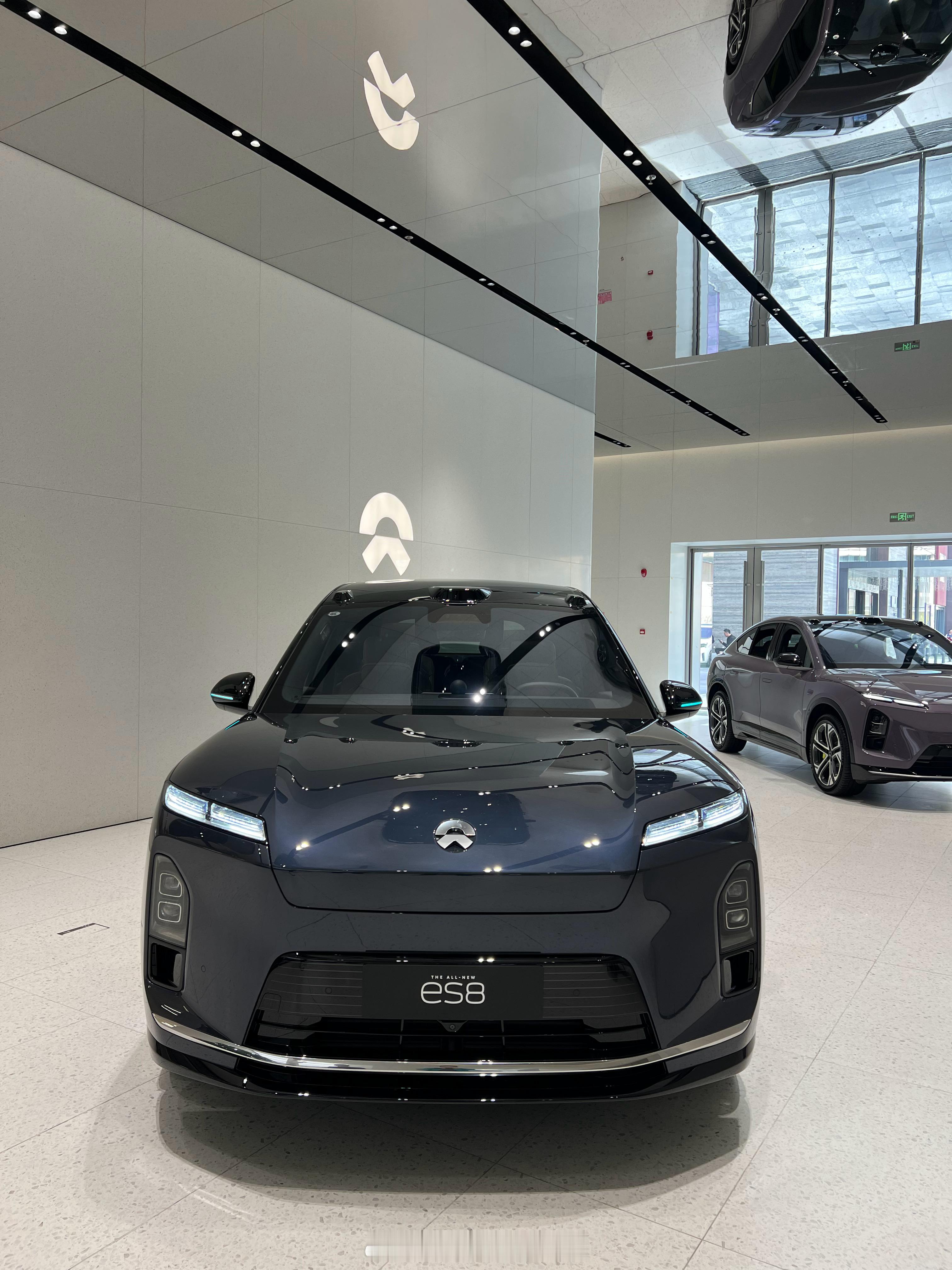 去蔚来店里转了转，销售非常不错！他说：现在定ES8交付时间有点久，如果不着急用车