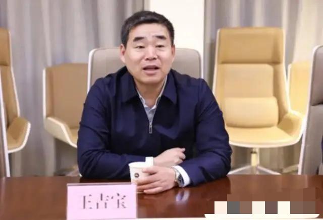 延吉这两年成了网红旅游城市，弹幕墙前排满了游客。

10月23日，吉林省纪委监委