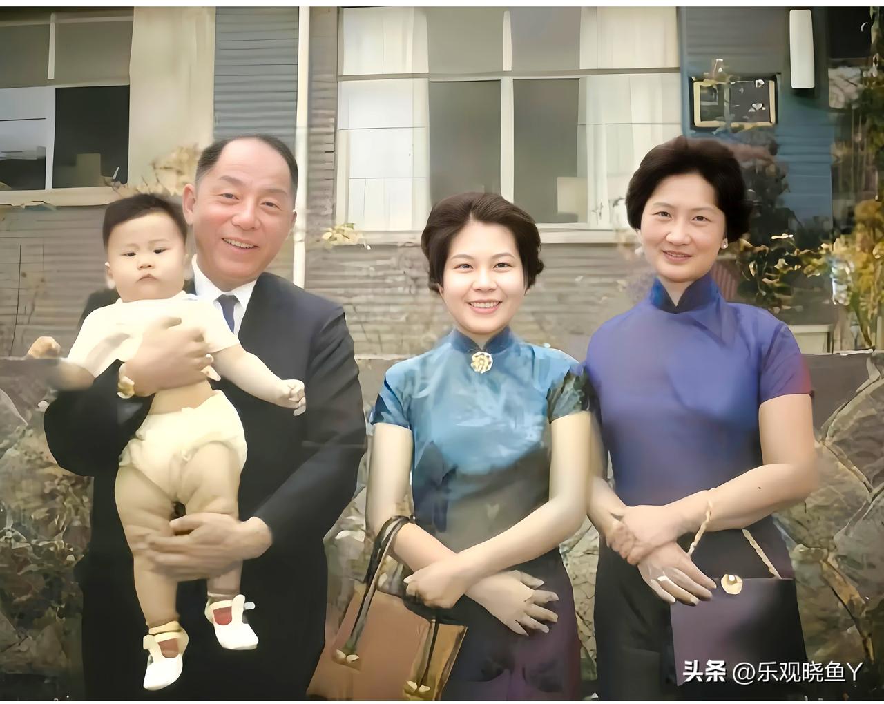 一九六二年，在台湾幽禁的张学良夫妇与前来探望他们的儿媳陈淑贞及孙子张居信。这并非