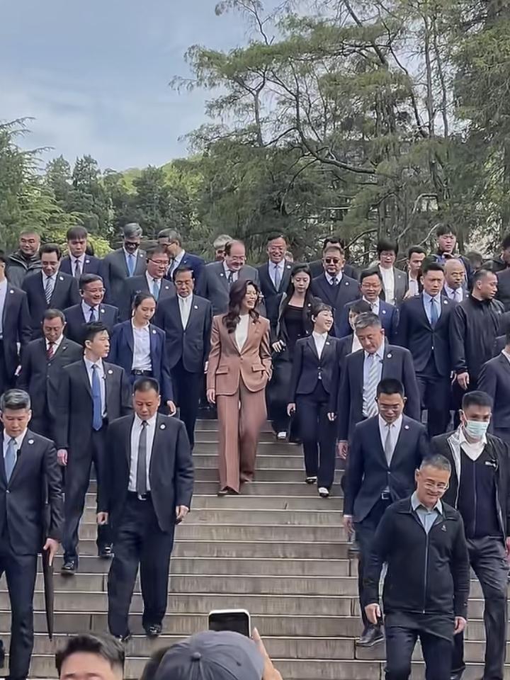 这派头，
这阵势！
脑子里立即想起一连串词汇：前遮后拥、众星捧月、声势显赫…！