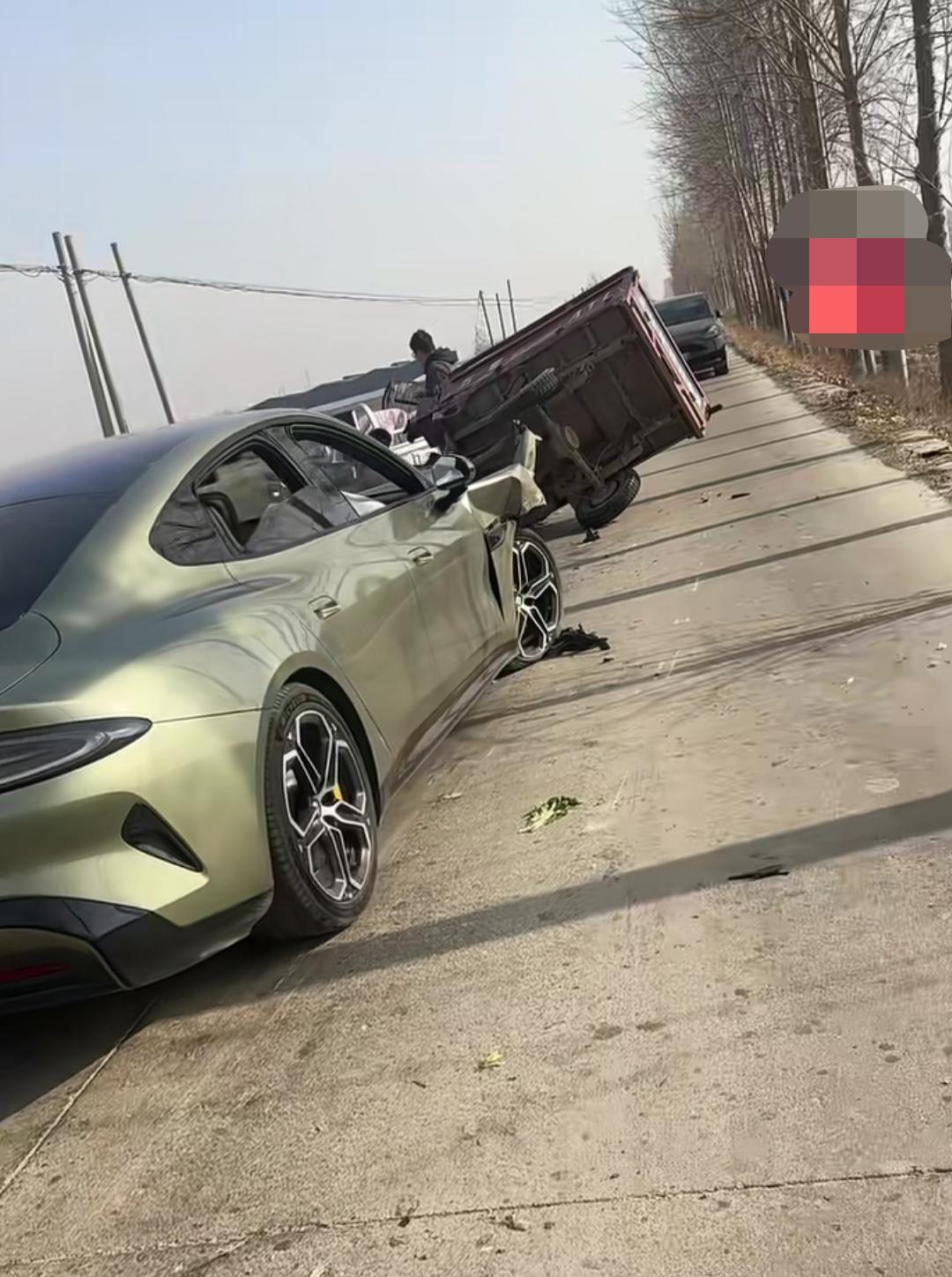 云A牌照的新能源电车，乡村道路上和三轮电瓶车发生碰撞，小车车头轻微损伤，三轮电瓶