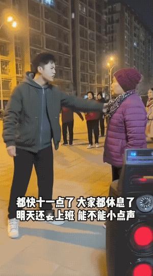 大妈说:“你砸砸试试”
其他大妈也附合:对……“你砸砸试试”
结果小伙子没有砸