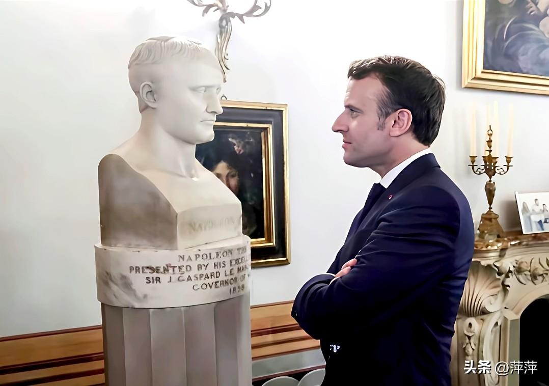 马耳他总统府马克龙正凝视着一座拿破仑半身雕像，基座铭文清晰写着“NAPOLEON