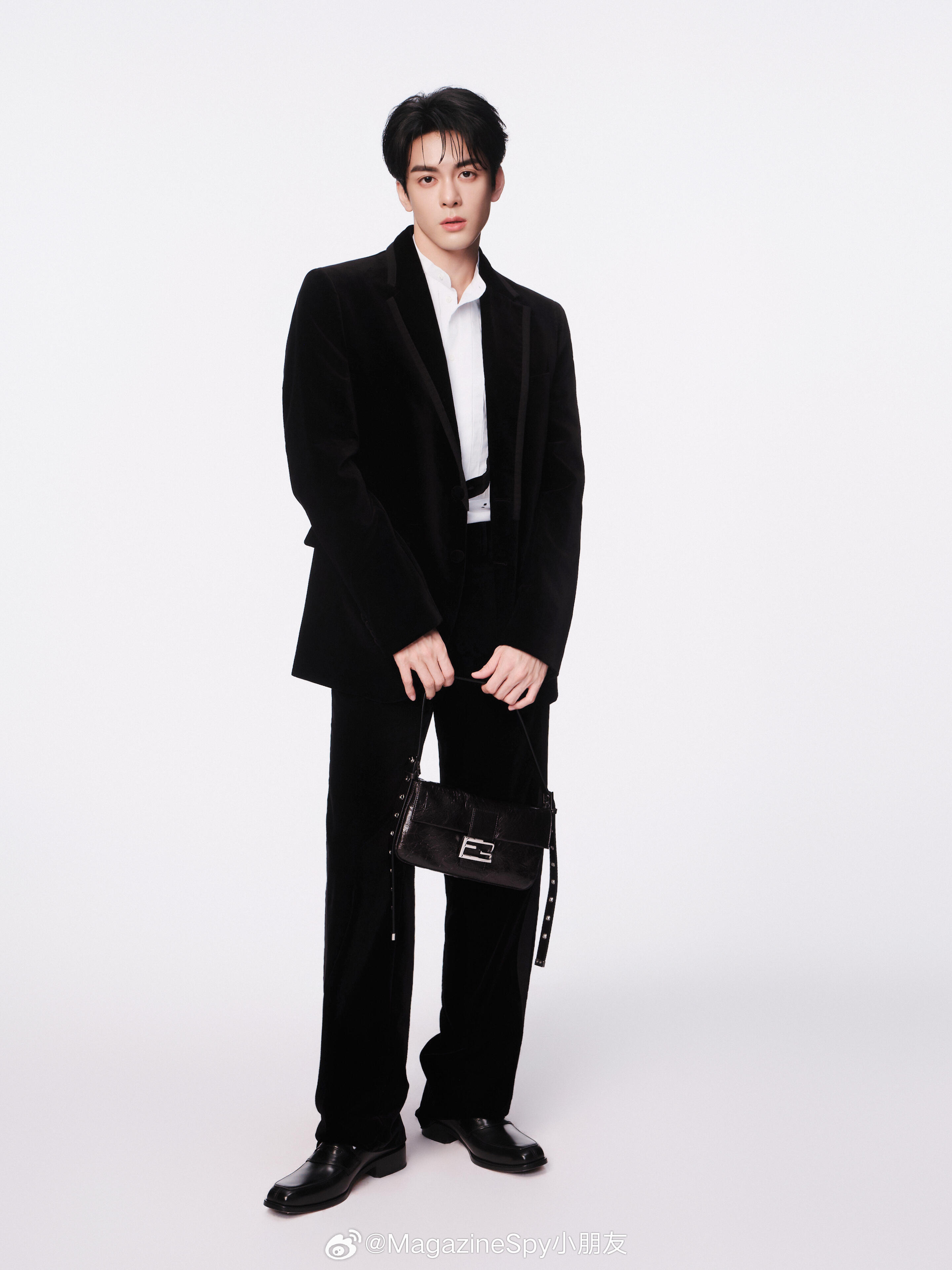 曾舜晞 出镜演绎FENDI 2026秋冬男士系列，以利落黑白配色诠释沉稳雅致格调
