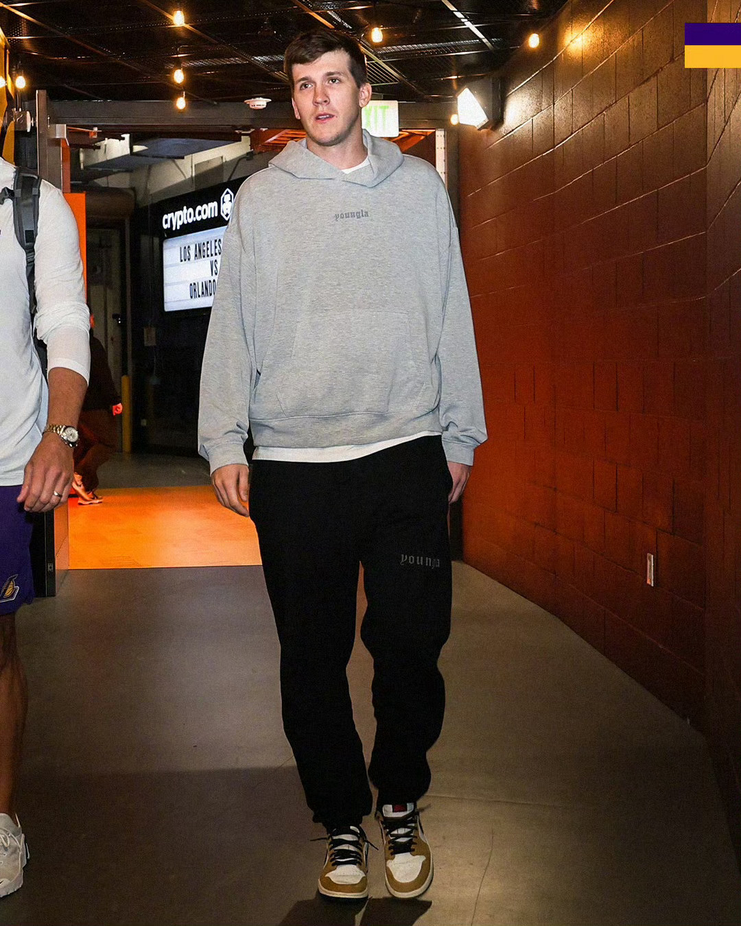 老詹像极了咱们打工人，手拿咖啡准备上班魔术vs湖人