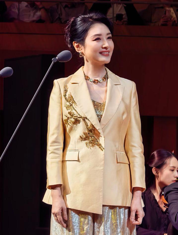 能镇得住大型晚会的主持人，真的太难得了！
 
端庄大气，谈吐从容，温婉高级的气质