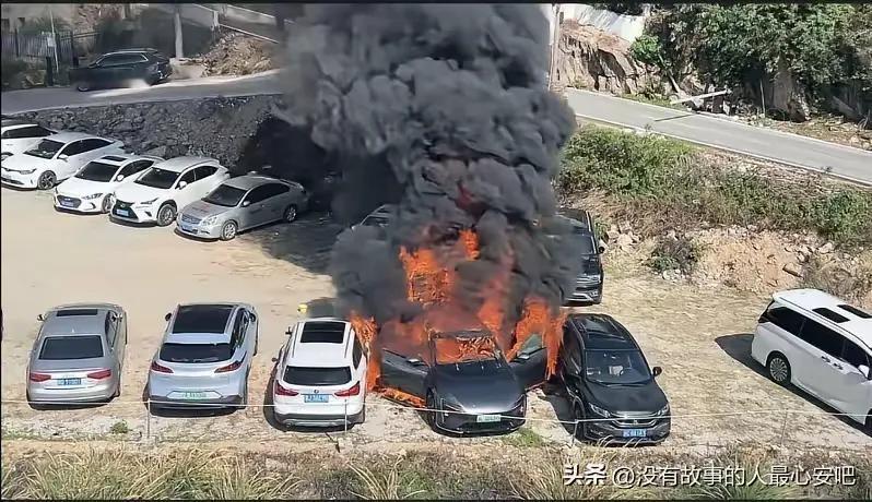 阿维塔静止状态下起火致8车报废！景区停车场一新能源汽车突然起火，8辆车最终成为废