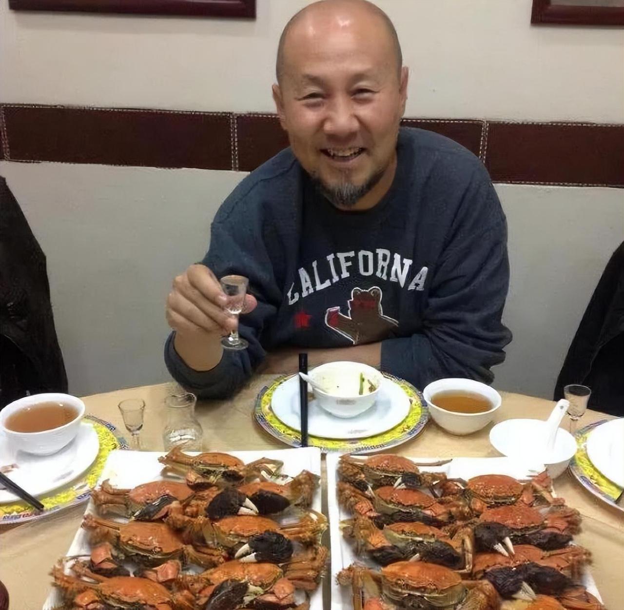 2000年，腾格尔在内蒙古的所有酒楼全部倒闭，房子没了，车子没了，6岁女儿也夭折