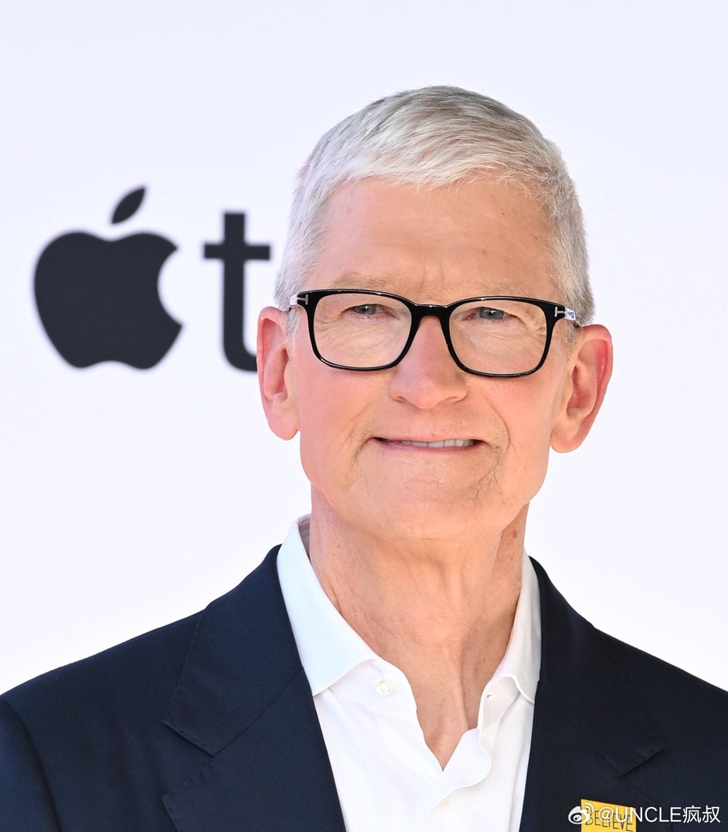 整活还是三星厉害，他们找了一个叫 Tim Cook 的人拍了 Galaxy Z 