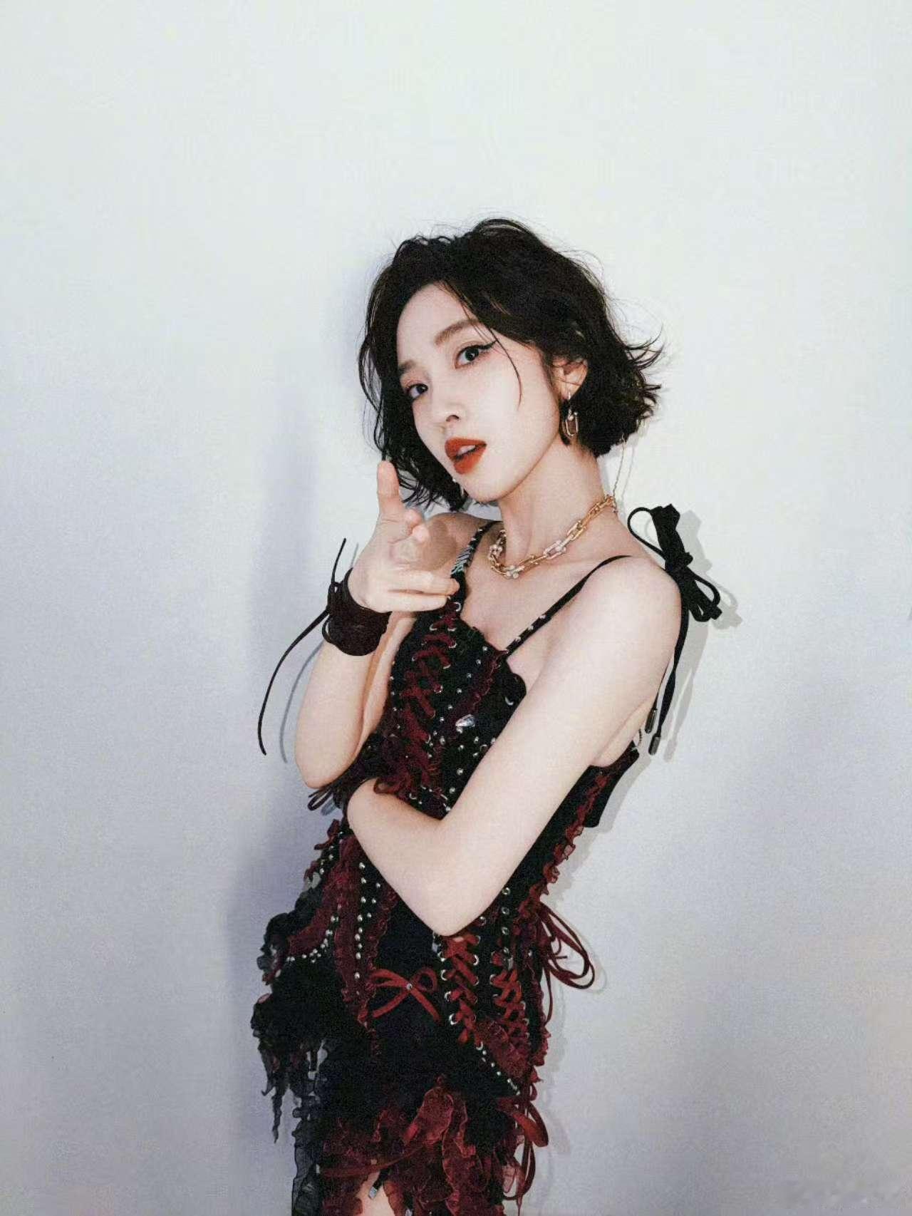 唐艺昕有梗自己先玩不被舆论束缚自在随心 唐艺昕清醒又有趣 玩转梗点松弛感拉满 甜