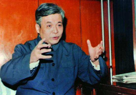1986年，杨振宁来看望癌症晚期的邓稼先，看邓稼先情绪不错，杨振宁开玩笑地问：“