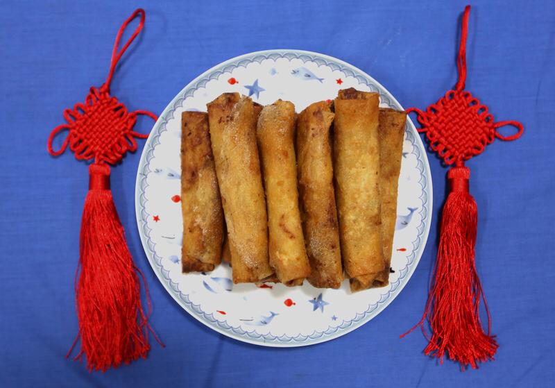 立春的习俗还蛮有趣的。比如咬春，也就是吃春饼、春卷，寓意着迎新纳吉。立春时节，我