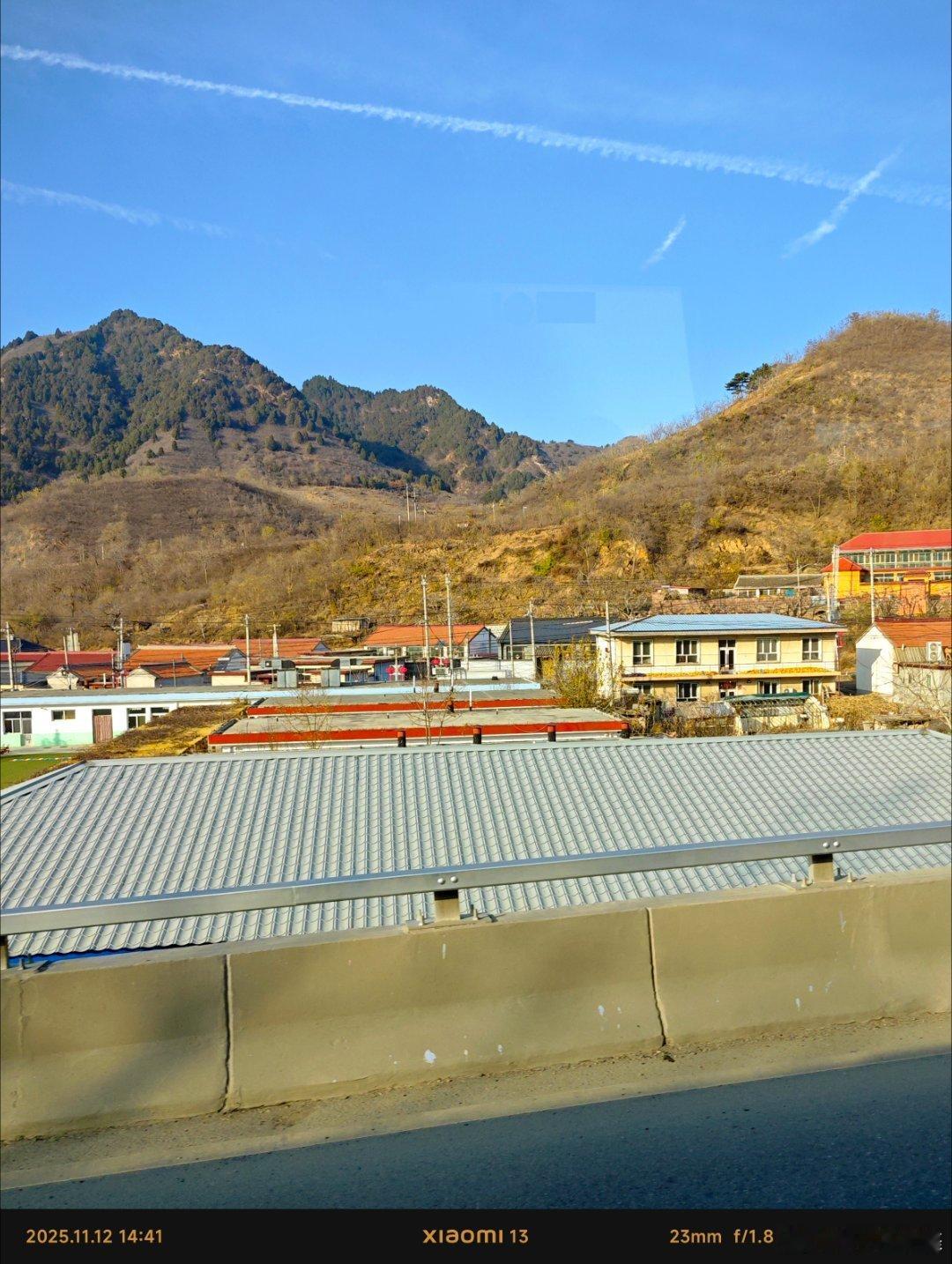 【初冬时节】乘公交去兴隆欣赏沿线风光。选择859路公交车，全程约120公里从北京