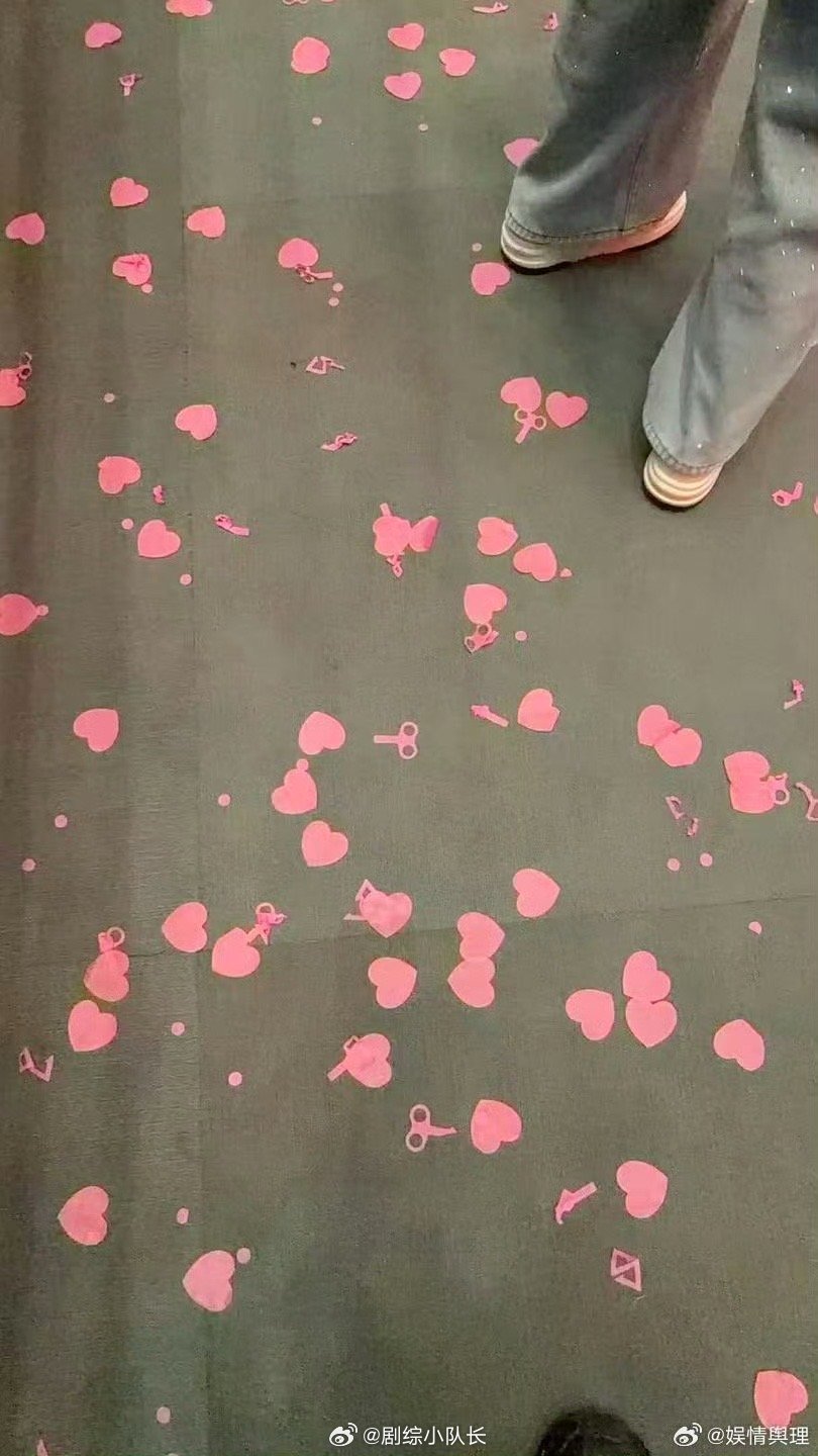 汪苏泷演唱会的彩带是钥匙钥匙形状的彩带飘向观众席的瞬间，所有小泷包都被解锁了！这